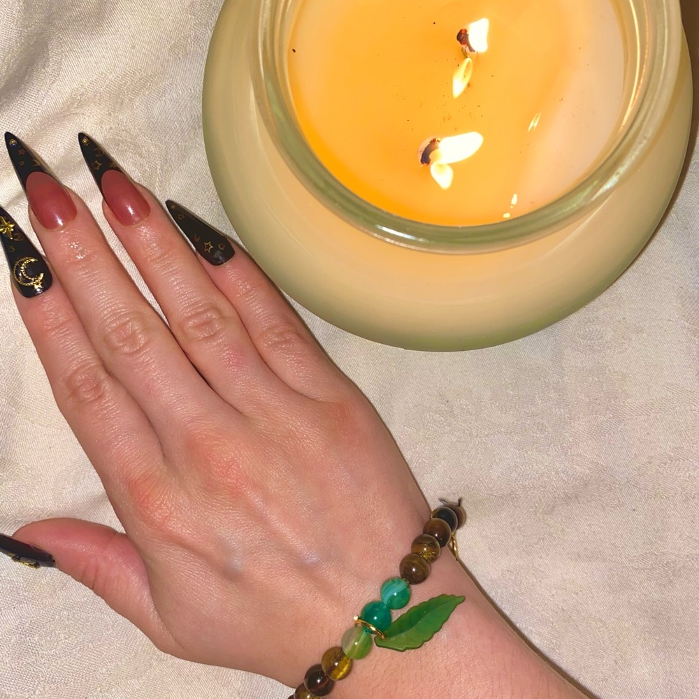 Pretty GREEN Stone and Leaf bracelet